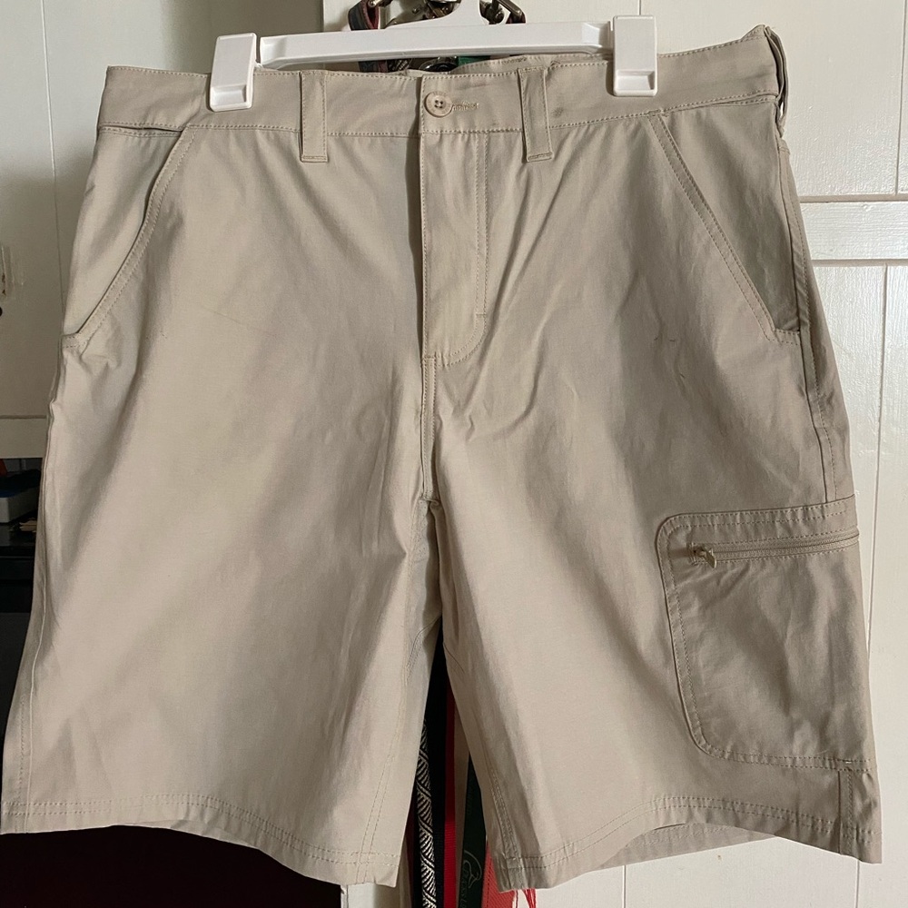 Huk Men's Light Tan Cargo Shorts